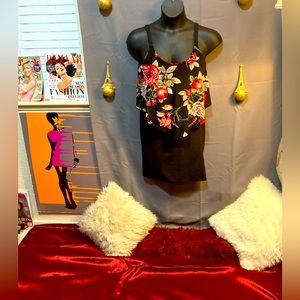 I’m selling brand new dress rosey and black size L